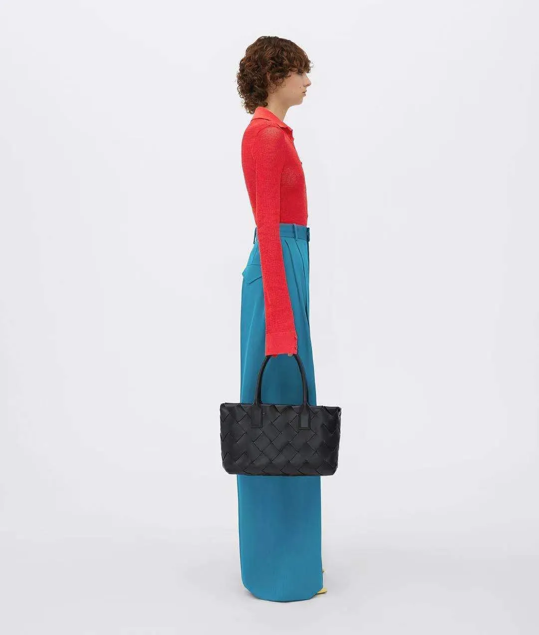 MAXI CABAT TOTE BAG Height: 23 cm | 9.1 inches Width: 33 cm | 13 inches Depth: 12 cm | 4.7 inches Body plus handle: 18 cm | 7.1 inches